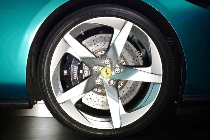  Ferrari trang bị cho mẫu Amalfi Spider bộ mâm đa chấu 20 inch. 