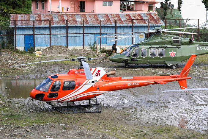  Trực thăng Quân đội Nepal vận chuyển hàng cứu trợ và triển khai cứu hộ tại vùng lũ Dhunche, huyện Rasuwa, ngày 1/9. Ảnh: Reuters. 