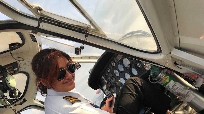Priya Adhikarit là nữ cơ trưởng trực thăng đầu tiên ở Nepal. Ảnh: ABC News.