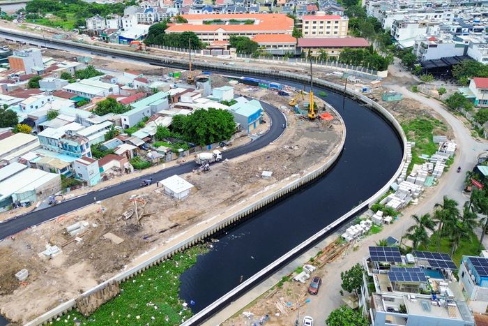  Hai bên rạch sẽ có đường rộng hai làn xe mỗi bên, cùng vỉa hè, công viên và hệ thống chiếu sáng. 