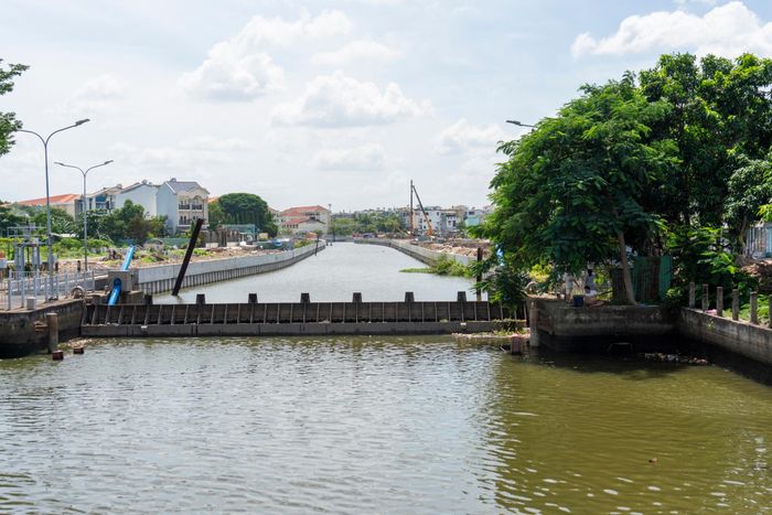  Dự án nạo vét, cải tạo môi trường và xây dựng hạ tầng rạch Xuyên Tâm dài hơn 8,8 km. Trong đó, tuyến chính dài gần 6,7 km, từ kênh Nhiêu Lộc - Thị Nghè đến sông Vàm Thuật; ba nhánh cầu Sơn, Bình Triệu và Bình Lợi dài tổng cộng hơn 2,2 km. Đây là công trình trọng điểm của TP.HCM giúp giảm ô nhiễm, nâng cao chất lượng sống cho người dân cũng như tạo diện mạo mới cho khu vực nội đô. 