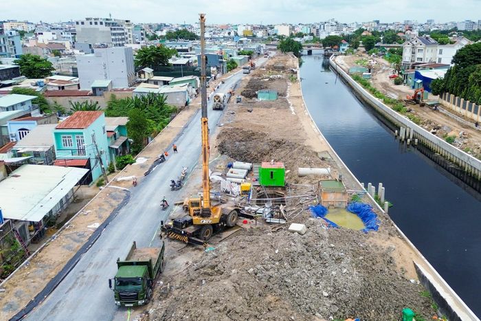 Gói thầu khởi công tháng 5/2025. Đến thời điểm hiện tại, hạng mục bờ kè và thu gom nước thải đạt khoảng 90-97%. 
