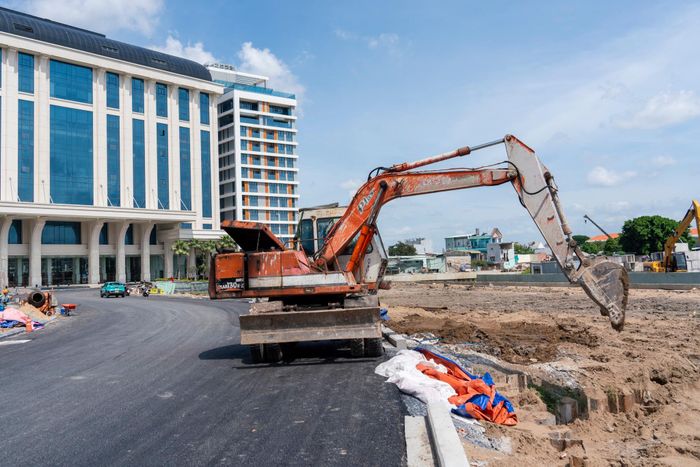 Các hạng mục còn lại gồm nạo vét, cây xanh, chiếu sáng, hào kỹ thuật, lan can và tuyến đường phía bờ phải, dự kiến hoàn thành trong tháng 11/2026.