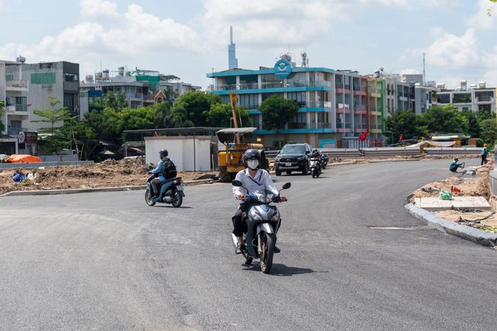  Khu vực trước đây dày đặc nhà lụp xụp ven rạch, môi trường ô nhiễm. Sau chỉnh trang, tuyến đường rộng hai làn xe, bờ kè được xây mới, giúp người dân xung quanh di chuyển an toàn và thuận lợi hơn. 