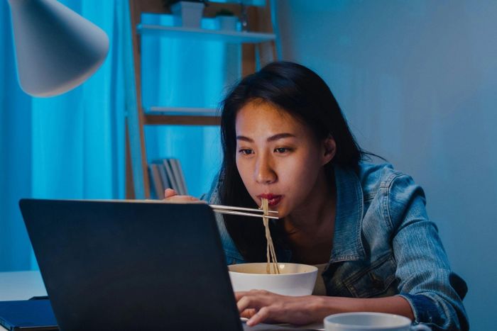 Giáo sư Sarah Berry cho biết việc ăn uống không theo nhịp sinh học tự nhiên của cơ thể có thể gây ra các vấn đề về sức khỏe. Ảnh: Pexels.