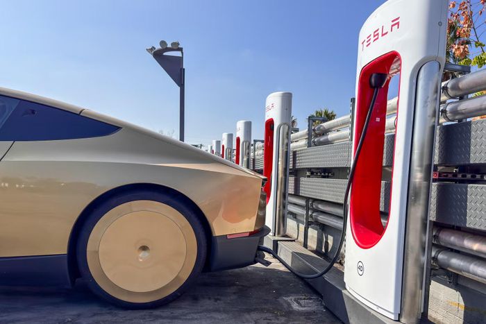  Cybercab lần đầu được Tesla giới thiệu khoảng 2 năm trước tại sự kiện "We, Robot" ở trường quay Warner Bros (California). Mẫu xe này được kỳ vọng sẽ trở thành một phần trong đội xe robotaxi còn khá non trẻ của Tesla. 