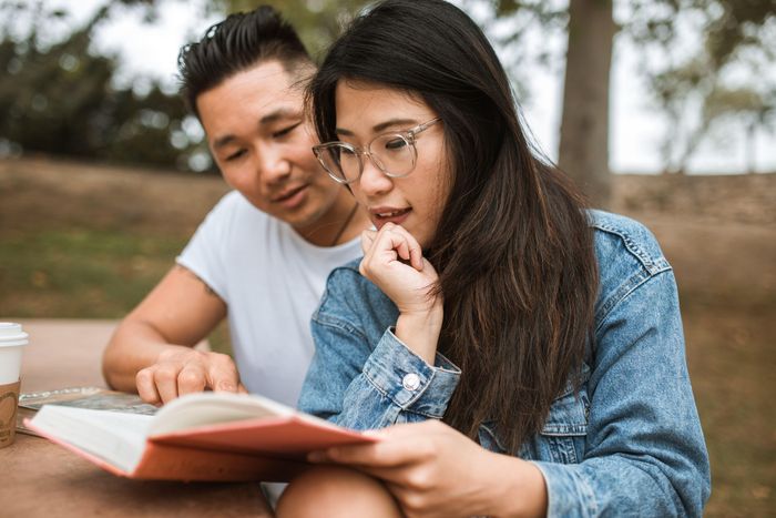  Một người đọc sách được cho là chịu khó học hỏi, hiểu biết và dễ chấp nhận các góc nhìn khác hơn. Ảnh minh họa: RDNE Stock project/Pexels. 