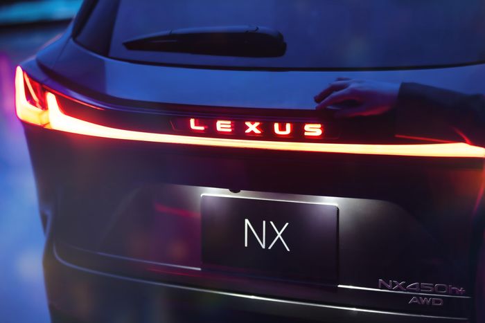  NX phiên bản mới dự kiến được giới thiệu tại các thị trường trên toàn cầu từ cuối năm 2026. Hiện tại, mẫu SUV cỡ nhỏ này đang được phân phối tại Việt Nam với mức giá khởi điểm 3,27 tỷ đồng. 