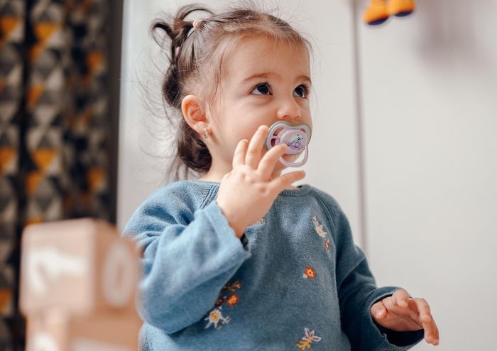 Trẻ sau 2 tuổi nên được cai ti giả. Ảnh: Pexels.
