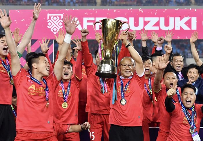  HLV Park (đeo kính) cùng tuyển Việt Nam ăn mừng chức vô địch AFF Cup (nay là ASEAN Cup) 2018. Ảnh: Thuận Thắng. 