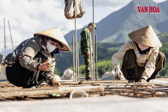 Công nhân trên công trường xây dựng trường phổ thông nội trú liên cấp Dân Hoá