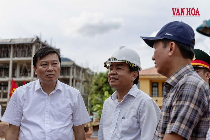 Ông Lê Hồng Vinh, Chủ tịch UBND tỉnh Quảng Trị kiểm tra việc thi công tại công trình trường phổ thông nội trú liên cấp xã Dân Hoá (Ảnh tư liệu)
