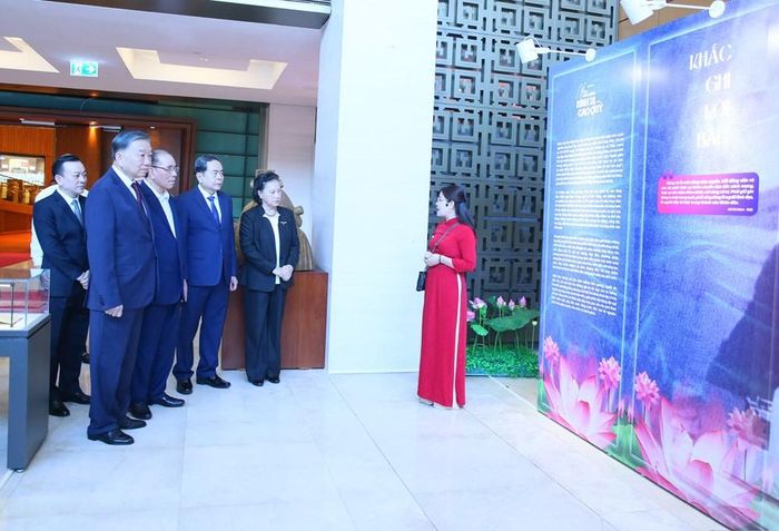 Phần trưng bày “Những bông hoa dâng Bác” giới thiệu 136 tấm gương bình dị mà cao quý được lựa chọn từ gần 400 tấm gương trên cả nước