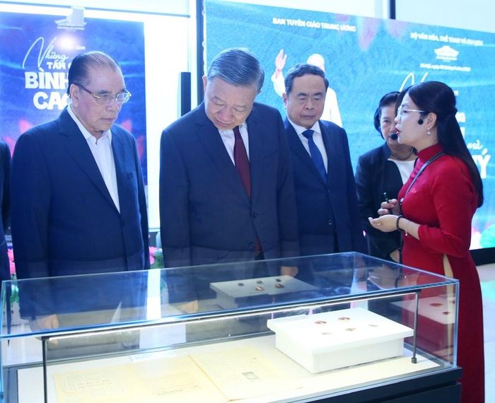 Phần trưng bày “Khắc ghi lời Bác” bao gồm sưu tập về gương người tốt, việc tốt được Chủ tịch Hồ Chí Minh biểu dương; sưu tập Huy hiệu Bác Hồ tặng thưởng cho những cá nhân tiêu biểu trong phong trào “Người tốt, việc tốt”