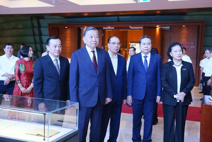 Triển lãm gồm 2 phần nội dung: “Khắc ghi lời Bác” và “Những bông hoa dâng Bác”