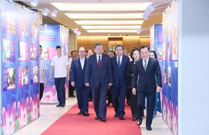 Trước khi bước vào Hội nghị, Tổng Bí thư, Chủ tịch nước Tô Lâm và các đại biểu dự ở điểm cầu chính (phòng họp Diên Hồng, Nhà Quốc hội) đã tham quan Triển lãm “Những tấm gương bình dị mà cao quý”
