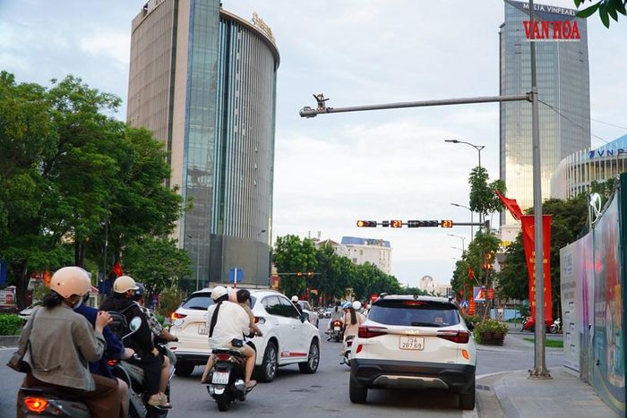Hiện nay Trung tâm HueIOC trực tiếp vận hành, quản lý và giám sát hơn 40 camera trên địa bàn. Ảnh: S.Thùy