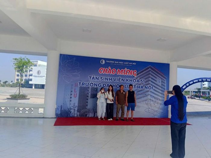 Các sinh viên chụp ảnh với gia đình trong ngày tựu trường