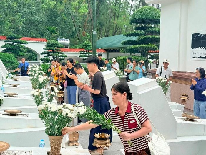 Nhiều du khách đến dâng hương tại Khu di tích Ngã ba Đồng Lộc dịp lễ. Ảnh: KDTNBĐL