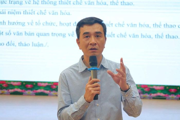 Báo cáo viên truyền đạt nội dung chuyên đề về xây dựng đời sống văn hóa ở cơ sở