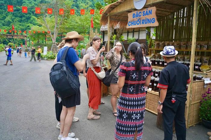 Du khách quốc tế trải nghiệm đặc sản địa phương tại Khu du lịch Cổng Trời Đông Giang