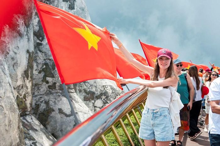 Khách quốc tế check-in Cầu Vàng trên đỉnh Bà Nà Hills dịp Quốc khánh 2.9