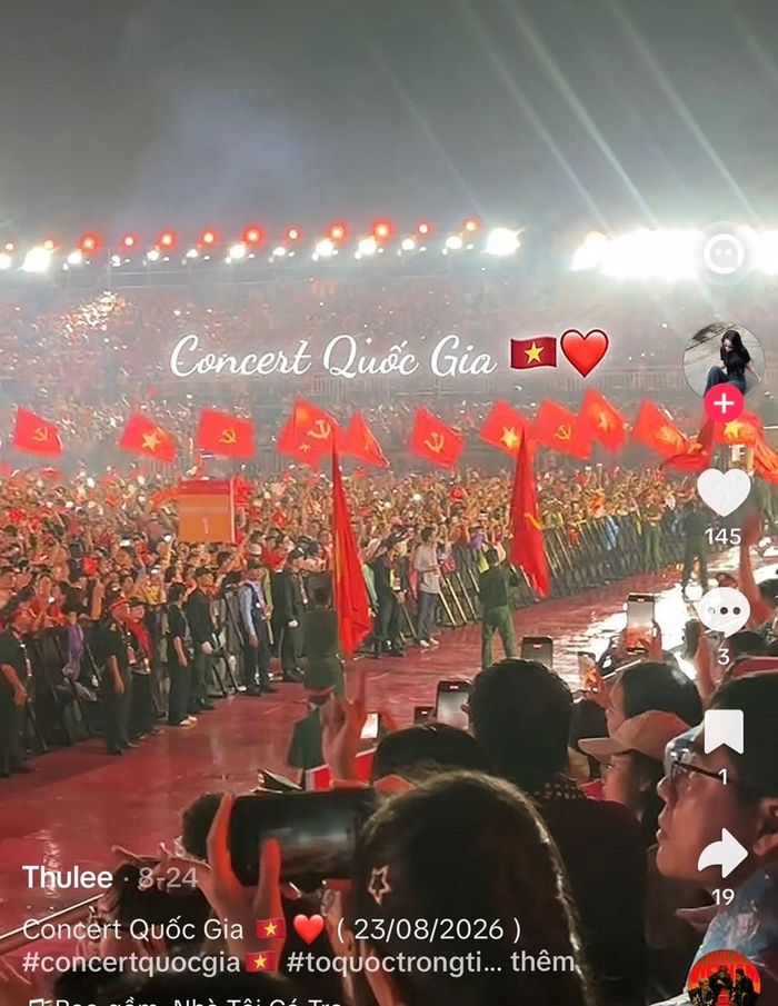 Mưa lớn không làm không khí concert "Tổ quốc trong tim" bị giảm "nhiệt". Ảnh: chụp từ màn hình một tài khoản TikTok