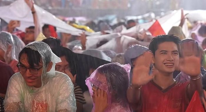 Hàng chục nghìn người đứng dưới mưa thưởng thức concert "Tổ quốc trong tim". Ảnh: TT