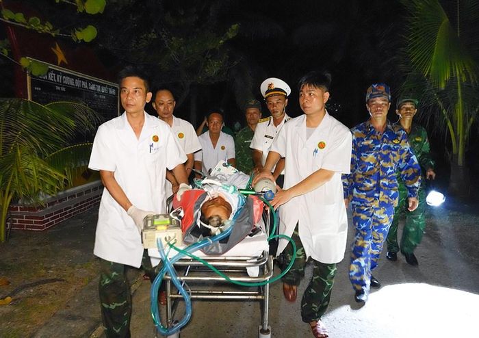 Bệnh nhân tại Bệnh xá Đảo Trường Sa Lớn được đưa ra trực thăng