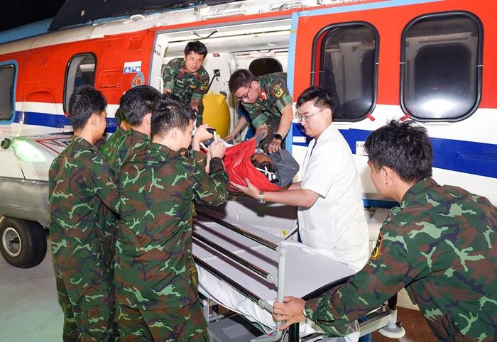 Trực thăng bay cấp cứu từ Bệnh xá Đảo Trường Sa Lớn hạ cánh an toàn xuống Tòa nhà Đa khoa 1.000 giường - Bệnh viện Quân y 175