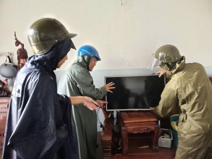 Các lực lượng hỗ trợ người dân di dời, kê cao tài sản, hạn chế thiệt hại