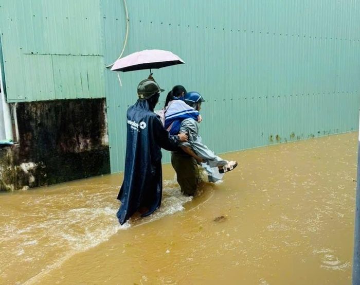 Ngay sau khi nắm tình hình, Trưởng Công an phường Thống Nhất trực tiếp đến các điểm ngập sâu, chỉ đạo cán bộ, chiến sĩ triển khai phương án ứng phó, hỗ trợ các em học sinh di chuyển qua đoạn đường bị ngập sâu
