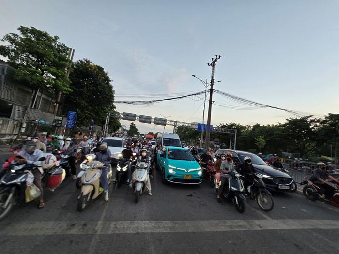 Việc kết hợp giữa tuyên truyền, giáo dục và kiểm tra, xử lý hướng tới tạo chuyển biến rõ nét trong ý thức chấp hành pháp luật về giao thông của học sinh, phụ huynh