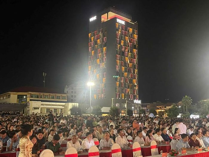 Đông đảo người dân và du khách tham gia thưởng thức Chương trình nghệ thuật đặc biệt