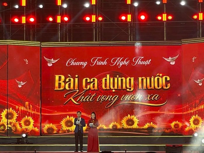 Chương trình Nghệ thuật đặc biệt chào mừng 81 năm Cách mạng tháng 8 và Quốc khánh 2.9 diễn ra tại Quảng trường Phú Yên