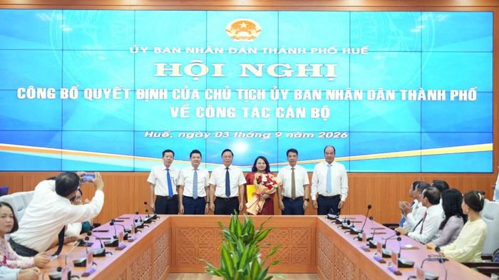 Lãnh đạo UBND TP.Huế trao quyết định cho bà Trần Thị Hoài Trâm được điều động giữ chức Giám đốc Sở Ngoại vụ. Ảnh: N.Hiếu