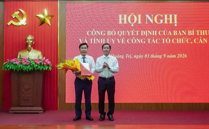 Ông Nguyễn Văn Phương, Bí thư Tỉnh ủy trao quyết định và tặng hoa chúc mừng ông Phạm Quang Long tham gia Ban Thường vụ Tỉnh ủy Quảng Trị, nhiệm kỳ 2025-2030