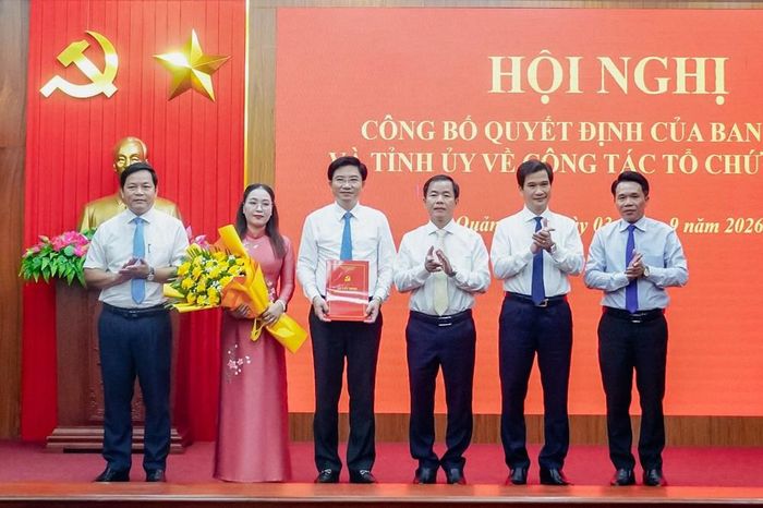 Ông Nguyễn Văn Phương, Bí thư Tỉnh ủy trao quyết định và tặng hoa chúc mừng Ban Tuyên giáo Tỉnh ủy
