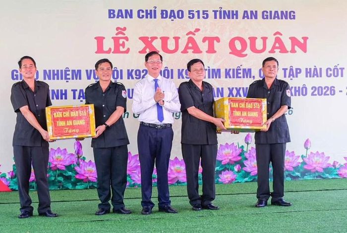 Ban Chỉ đạo 515 tỉnh An Giang tặng quà động viên Đội K92 và Đội K93