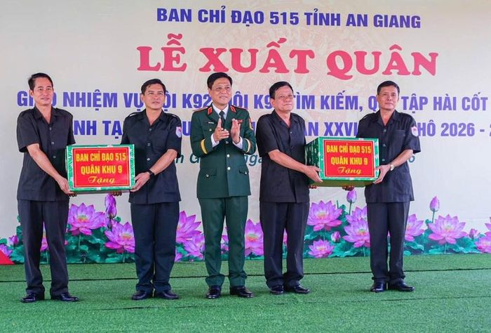 Ban Chỉ đạo 515 Quân khu 9 trao quà động viên cán bộ, chiến sĩ Đội K92 và Đội K93 trước khi lên đường làm nhiệm vụ