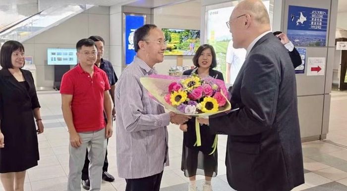 Ban Tổ chức Lễ hội tặng hoa, chào mừng Đoàn đại biểu thành phố Quảng Ninh tham dự Lễ hội Việt Nam tại thành phố Asahikawa, tỉnh Hokkaido, Nhật Bản