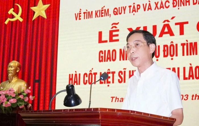 Phó Chủ tịch UBND tỉnh Đầu Thanh Tùng, Trưởng Ban Chỉ đạo tỉnh, phát biểu giao nhiệm vụ cho Đội tìm kiếm, quy tập hài cốt liệt sĩ mùa khô 2026 - 2027. Ảnh: Hoàng Lan