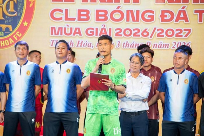 Thủ môn Nguyễn Thanh Diệp cùng toàn đội thể hiện quyết tâm tại lễ xuất quân mùa giải 2026/2027 của CLB Bóng đá Thanh Hóa