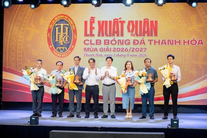 Đại diện lãnh đạo Sở VHTTDL và CLB Bóng đá Thanh Hóa tặng hoa và quà lưu niệm tri ân các nhà tài trợ