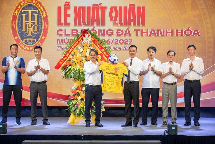 Ông Lê Xuân Tưởng, Chủ tịch CLB Bóng đá Thanh Hóa, tặng áo đấu và quả bóng có chữ ký của các cầu thủ cho lãnh đạo tỉnh
