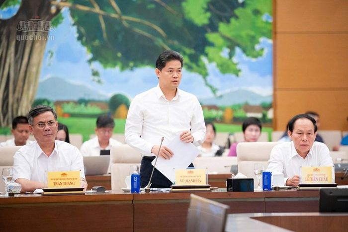 Thứ trưởng Thường trực Bộ Y tế Vũ Mạnh Hà trình bày tóm tắt nội dung cơ bản dự thảo Luật