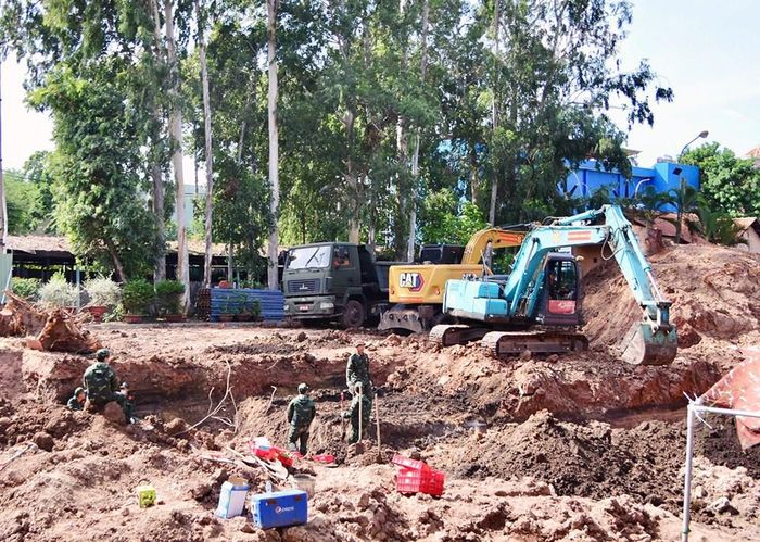 Trong ngày 3.9, lực lượng chức năng tiếp tục mở rộng phạm vi tìm kiếm tại khu B, xử lý hơn 450m³ đất