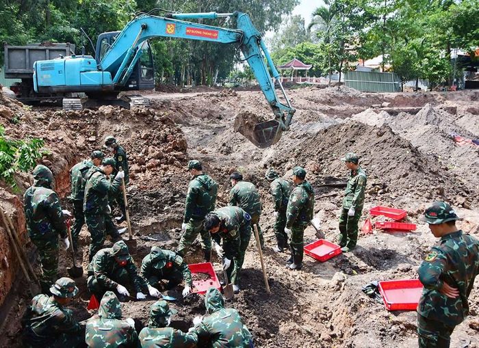 Ngày 3.9, lực lượng chức năng đã phát hiện, quy tập 11 bộ hài cốt liệt sĩ và 1 bộ di vật tại khu B Công viên Lê Thị Riêng