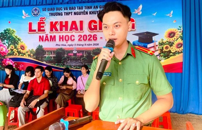 Công an xã Phú Hòa phối hợp tuyên truyền, phổ biến, giáo dục pháp luật cho cán bộ, giáo viên và học sinh Trường THPT Nguyễn Khuyến