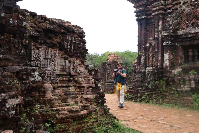 Du khách khám phá di sản văn hóa thế giới Khu đền tháp Mỹ Sơn, thành phố Đà Nẵng